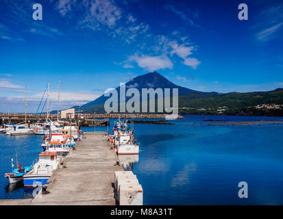 Port de Lajes do Pico, Pico Mountain en arrière-plan, l'île de Pico, Açores, Portugal Banque D'Images