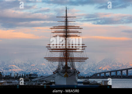 Kaiwo Maru(Sailing Ship) et Shinminato Bridge fond de montagne Tateyama au début de soirée, la Préfecture de Toyama, Japon Banque D'Images