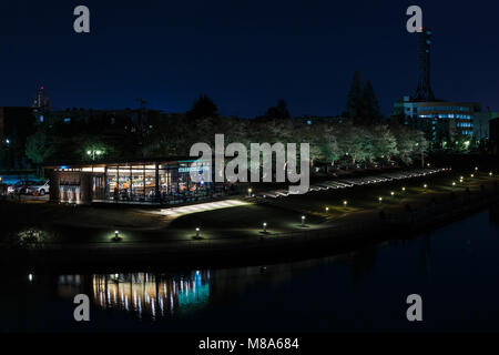 Café Starbucks dans la nuit dans le parc Kansui, Préfecture de Toyama, au Japon Banque D'Images