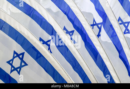 Ensemble de cinq drapeaux israéliens dans le vent Banque D'Images