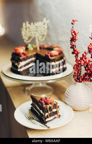 Morceau de gâteau d'anniversaire heureux Banque D'Images