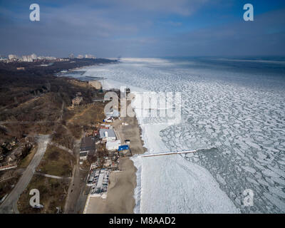 Drone aérien droit de la mer Noire gelés à plage Otrada Odessa en Ukraine. Banque D'Images