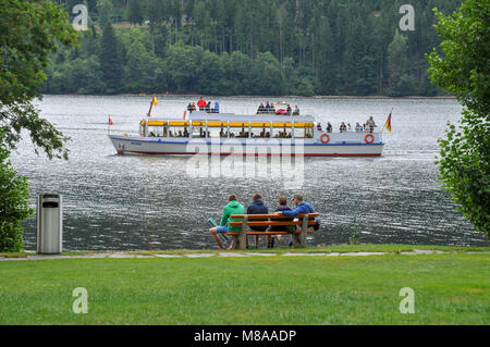 Les touristes sur un bateau de croisière est un lac de Titisee dans la Forêt-Noire du sud en Bade-Wurtemberg, Grmany. Il couvre une superficie de 1,3 km2 (320 acres) et est Banque D'Images