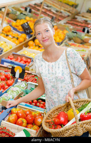 Dame en magasin choisir les fruits et légumes Banque D'Images