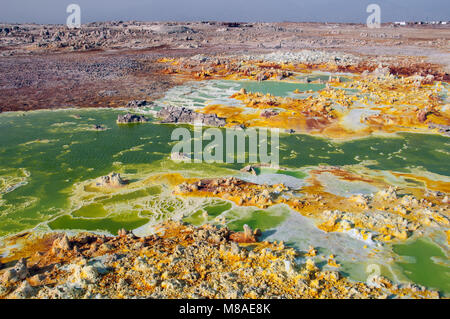 Grand terrain vert avec des taches jaunes de lave des volcans sulfurique parmi la masse rose du désert du Danakil, le bassin de l'Afar, dans le Nord de l'Éthiopie. Banque D'Images