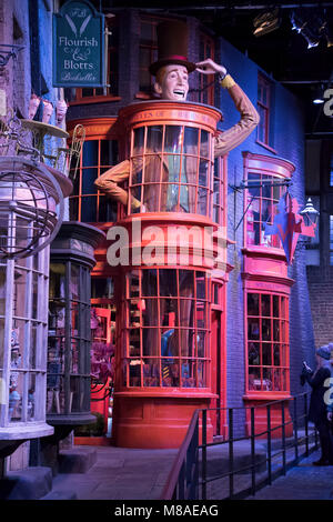 LEAVESDEN, UK - 24 février 2018 : le chemin de traverse l'affichage à la réalisation d'Harry Potter Warner Bros studio tour à Leavesden en, UK Banque D'Images