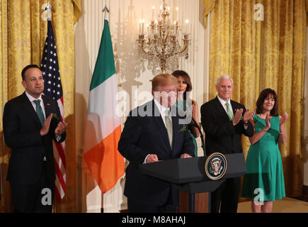 Le président américain, Donald Trump fait un discours comme (de gauche à droite), Premier ministre irlandais Leo Varadkar, Melania Trump, Vice-président américain Mike Pence et Karen Pence regarder sur lors de l'Assemblée shamrock présentation cérémonie à la Maison Blanche à Washington DC, USA. Banque D'Images