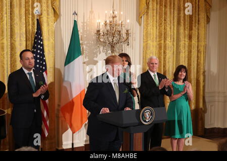 Le président américain, Donald Trump fait un discours comme (de gauche à droite), Premier ministre irlandais Leo Varadkar, Melania Trump, Vice-président américain Mike Pence et Karen Pence regarder sur lors de l'Assemblée shamrock présentation cérémonie à la Maison Blanche à Washington DC, USA. Banque D'Images