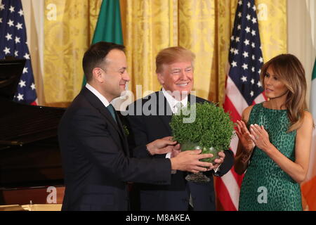 Taoiseach irlandais, Leo Varadkar nous présente le Président Donald Trump avec un bol de Shamrock que Melania Trump ressemble au cours de la présentation annuelle cérémonie à la Maison Blanche à Washington DC, USA. Banque D'Images
