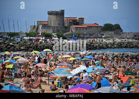 Plage de Ciboure et le fort de Socoa par Vauban architecte, Pyrénées Atlantique, Nouvelle-Aquitaine, France, Europe Banque D'Images