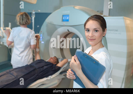 Patient en cours d'femelle ct scan tester dans la salle d'examen Banque D'Images