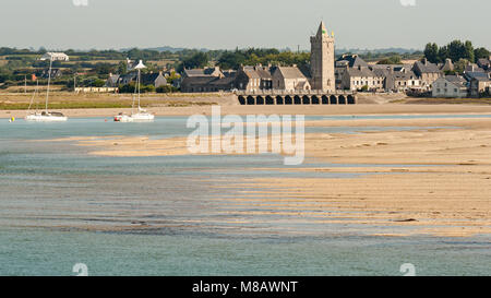 Plage de sable à marée basse et du village de Portbail en Normandie France, journée ensoleillée en été Banque D'Images