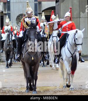 Le major Benjamin Bathurst, CBE, Commandant de la Division des ménages a inspecté le ménage complet avant l'été de la Division des fonctions honorifiques Banque D'Images