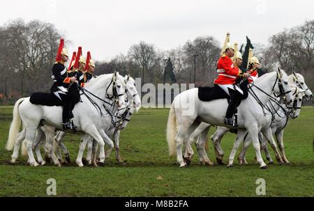 Le major Benjamin Bathurst, CBE, Commandant de la Division des ménages a inspecté le ménage complet avant l'été de la Division des fonctions honorifiques Banque D'Images