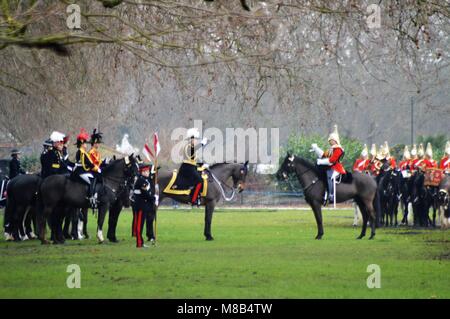 Le major Benjamin Bathurst, CBE, Commandant de la Division des ménages a inspecté le ménage complet avant l'été de la Division des fonctions honorifiques Banque D'Images