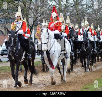 Le major Benjamin Bathurst, CBE, Commandant de la Division des ménages a inspecté le ménage complet avant l'été de la Division des fonctions honorifiques Banque D'Images