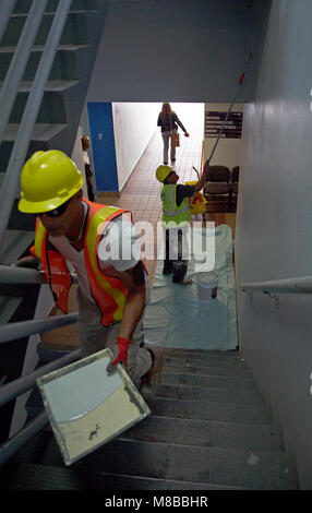 Bayamón, Porto Rico, le 23 février 2018 - L'entrepreneur murs peinture dans le cadre du processus de réparation qui aura lieu au Centre de commandement de la Police Bayamón. La FEMA n'en collaboration avec le U.S. Army Corps of Engineers (USACE), travaillent ensemble pour aider à la récupération des équipements publics critiques à Puerto Rico à la suite du cyclone Maria. La FEMA/Yuisa Ríos Banque D'Images