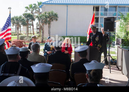 JACKSONVILLE, Floride (fév. 26, 2018) Le Capitaine David Yoder, commandant de la station navale de Mayport (NAVSTA), parle sur un objet d'échange entre les forces armées et le bureau du shérif de Jacksonville (JSO) NAVSTA à Mayport. La JSO retourné des artefacts ayant appartenu à la Marine Royale Canadienne Le lieutenant pilote William Thomas Barry Troy, qui a perdu la vie dans un accident d'entraînement près de Jacksonville Beach en raison d'un épais brouillard et les intempéries au cours d'un exercice d'entraînement en commun Banque D'Images