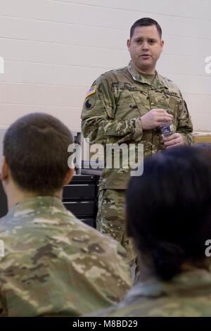 Le major Michael A. Bryant, commandant du bataillon de renseignement militaire expéditionnaire, prend la parole à la cérémonie de déploiement pour dix soldats de la Garde nationale Maryland le déploiement à Ft. Gordon, la Géorgie de Laurel (Maryland) le 26 février 2018. Les soldats du renseignement militaire aidera le service actif, en effectuant la commande geospatial intelligence ; l'analyse de l'imagerie et l'imagerie aérienne de frais généraux Banque D'Images