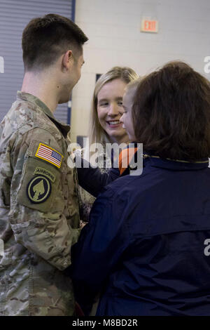 Un soldat de la Garde nationale Maryland, 629e bataillon de renseignement militaire expéditionnaire, parle de famille avant de partir pour un déploiement à Ft. Gordon, la Géorgie de Laurel (Maryland) le 26 février 2018. Dix soldats du renseignement militaire de la Garde nationale Maryland aidera le service actif, en effectuant la commande geospatial intelligence ; l'analyse de l'imagerie et l'imagerie aérienne de frais généraux Banque D'Images