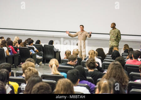 U.S. Air Force Brig. Le général Jason Armagost Master Chef et le Sgt. Jerry Williams, commandant du commandement et chef de la 379e escadre expéditionnaire aérienne, respectivement, bienvenue à près de 200 étudiants et enseignants de 8e année de l'École Américaine de Doha à Al Udeid Air Base, au Qatar, le 22 février 2018. Banque D'Images