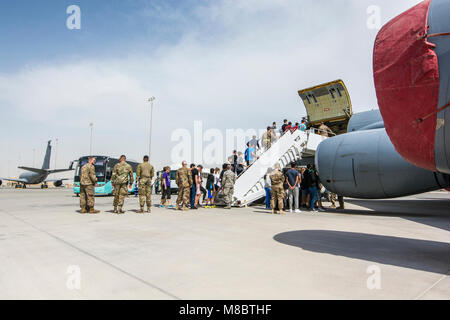 Près de 200 étudiants de 8e année et les enseignants de l'École Américaine de Doha d'un KC-135 Stratofortress à Al Udeid Air Base, au Qatar, le 22 février 2018. Les étudiants ont eu l'occasion d'en apprendre davantage sur certaines des fonctionnalités de base de l'offre de la région dans la zone de responsabilité des commandes. Banque D'Images