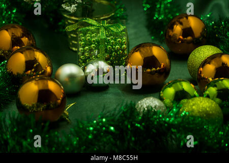 Frontière de Noël ornements d'or et les branches Banque D'Images