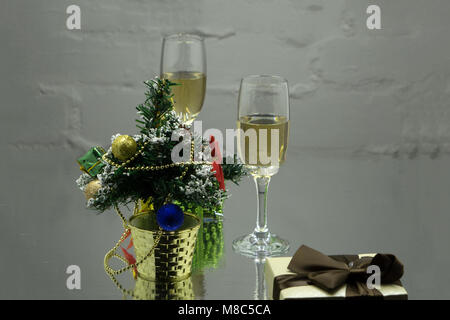 Deux verres avec champange, sapin, direction générale de la boîte-cadeau sur champ d'or. Noël et Nouvel an. Banque D'Images