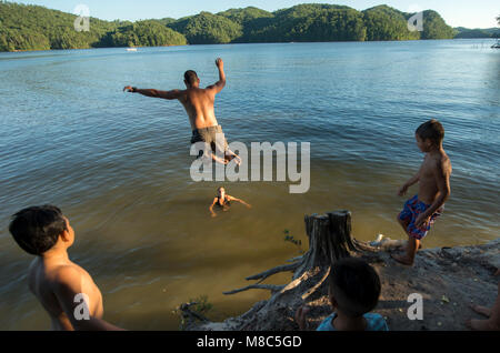 Scott Hastings saute dans la rivière Ocoee Mac au point dans la forêt nationale de Cherokee, Iowa. Banque D'Images