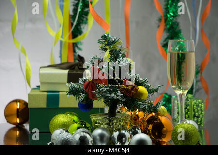 Un Noël Décoration table à manger avec des verres de champagne et l'arbre de Noël en arrière-plan Banque D'Images