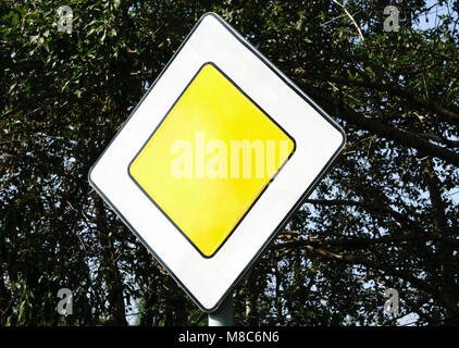 Inscrivez-vous sur la limite de vitesse sur la route Banque D'Images