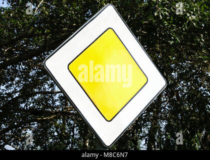 Inscrivez-vous sur la limite de vitesse sur la route Banque D'Images