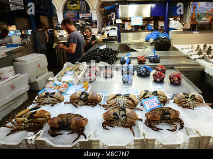 Les crabes frais vendus dans le quartier animé du marché central d'Athènes, Grèce. Banque D'Images