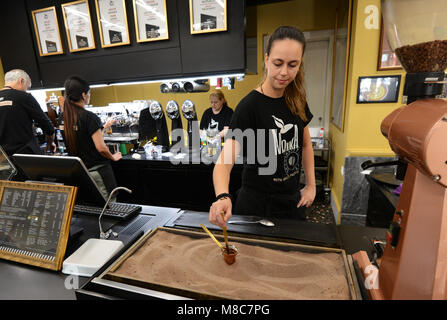 Le café grec est brassée au sable chaud. Banque D'Images