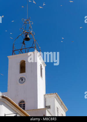 ALBUFEIRA, LE SUD DE L'ALGARVE / PORTUGAL - 10 mars : Clocher de Torre de Relogio à Albufeira Portugal le 10 mars 2018 Banque D'Images