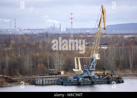 Port de mer avec des grues et docks tôt le matin Banque D'Images