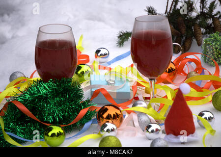Décorations de Noël, des pommes de pin, de neige, de bonbons et de branches de sapin. Banque D'Images