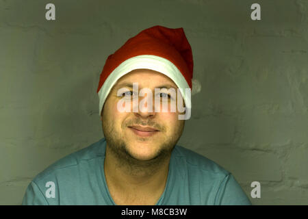 Thème de Noël avec Santa holding lumières magiques dans les mains . Banque D'Images
