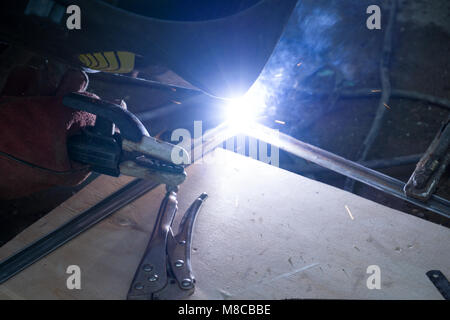 Les soudeurs travaillant à l'usine fait metal Banque D'Images