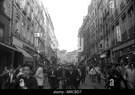 Philippe Gras / Le Pictorium - Mai 68 - 1968 - France / Ile-de-France (région) / Paris - Manifestants fuir les accusations portées par la police Banque D'Images