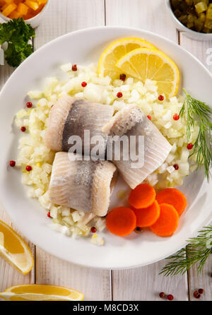 Filets de hareng mariné sur table en bois Banque D'Images