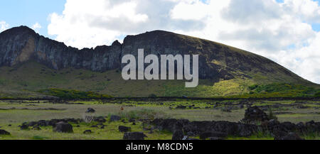 Moais dans les pentes du volcan Rano Raraku, île de Pâques (Rapa nui) Banque D'Images