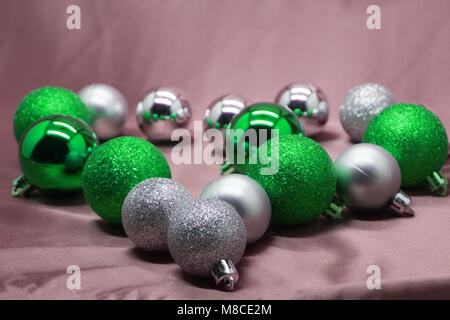 Nouvelle année avec fond gris et rose pâle et de décorations de Noël. Banque D'Images