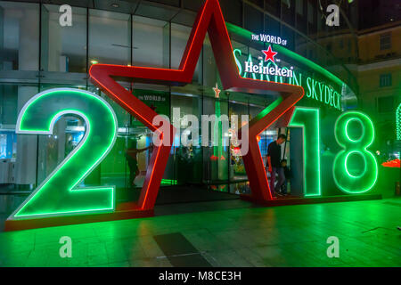 Une publicité lumineuse Heineken pour célébrer la Nouvelle Année lunaire chinoise à Ho Chi Minh Ville, Saigon, Vietnam Banque D'Images