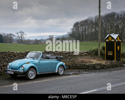 1979 Super VW Beetle Cabriolet roulant dans Yorkshire Dales National Park UK Vintage AA fort près de Askrigg Banque D'Images