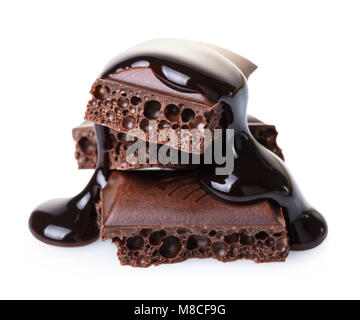 Morceaux de chocolat poreux sur blanc fond isolé Banque D'Images