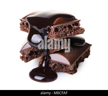 Morceaux de chocolat poreux sur blanc fond isolé Banque D'Images