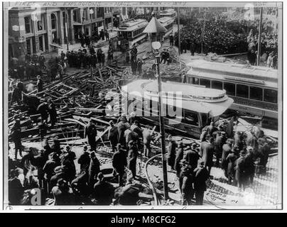 Cette image représente les conséquences de l'explosion à l'intersection des rues Tremont et Boylston à Boston le 4 mars 1897, qui a causé d'importants dégâts et des pertes en vies humaines. Banque D'Images