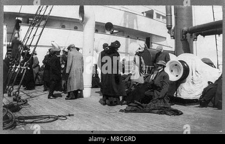 Des groupes de survivants du Titanic à bord du navire de sauvetage CARPATHIA- Groupe non identifié sur le pont RCAC2002721379 Banque D'Images