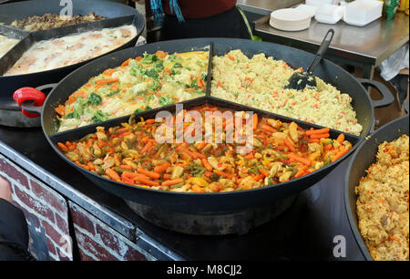 L'alimentation de rue rapide - riz, cuites sur couple, et d'autres légumes à l'étuvée sur big iron poêle. Foire de Printemps maison de vacances tourné en extérieur jour Banque D'Images